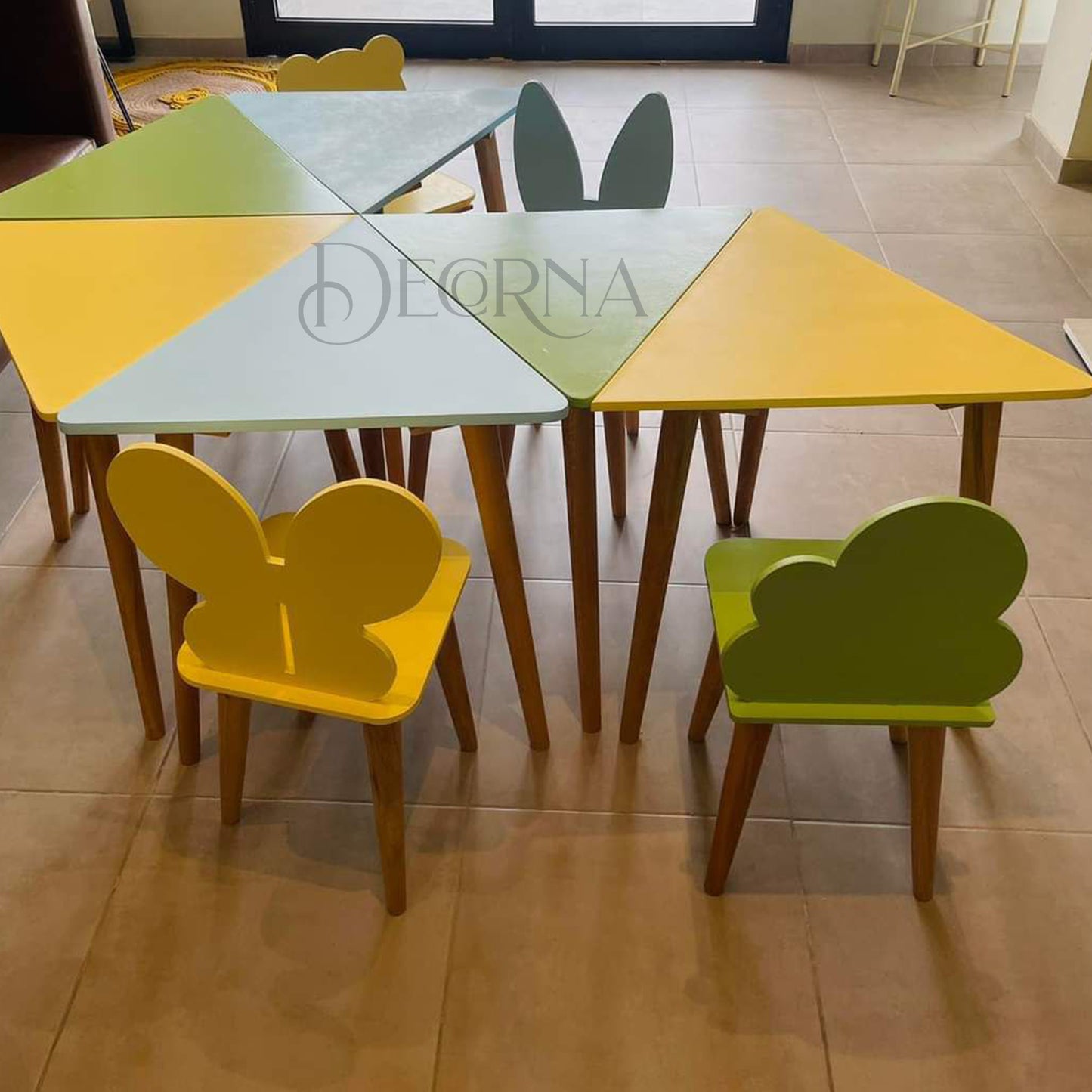 Ensemble coloré de jeu et d’étude