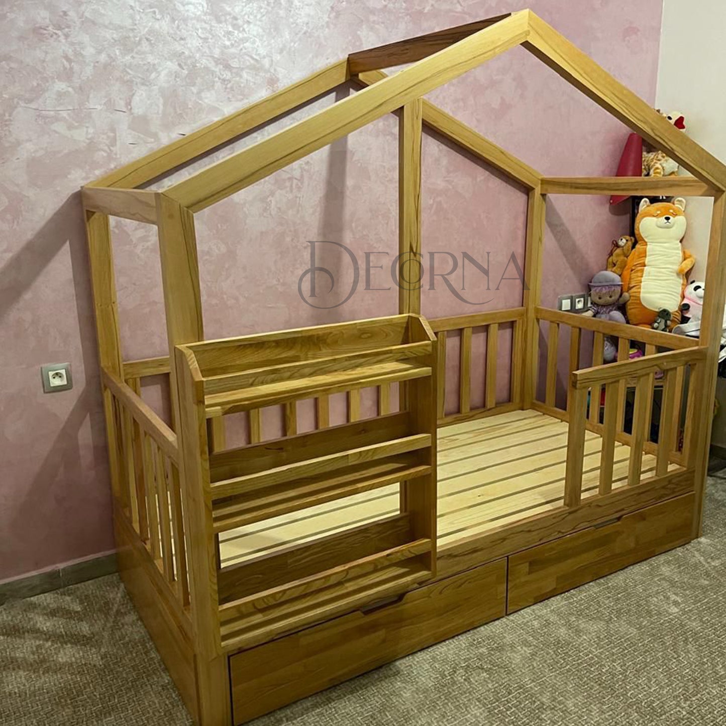 Lit Montessori en bois en forme de maison