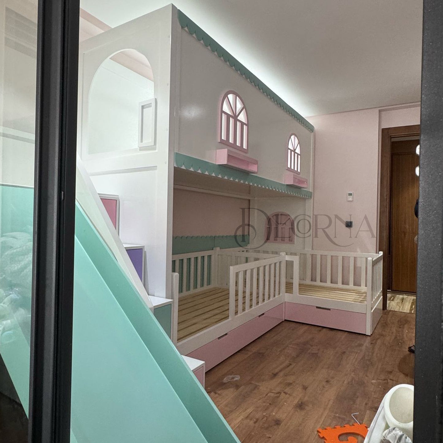 Lit superposé en bois personnalisé Château – Avec toboggan et rangement