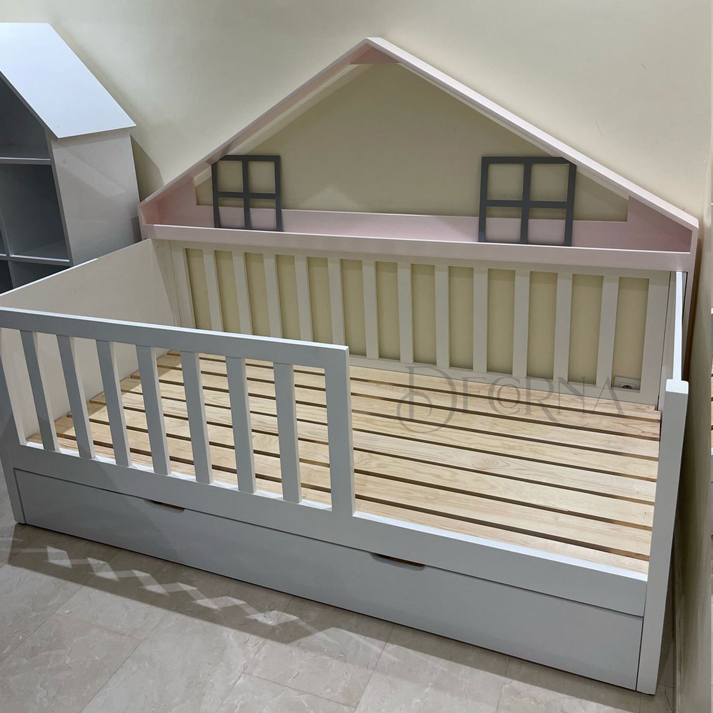 Lit pour enfants en forme de maison et unité de rangement assortie
