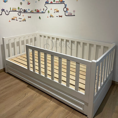 Lit pour enfants en forme de maison et unité de rangement assortie