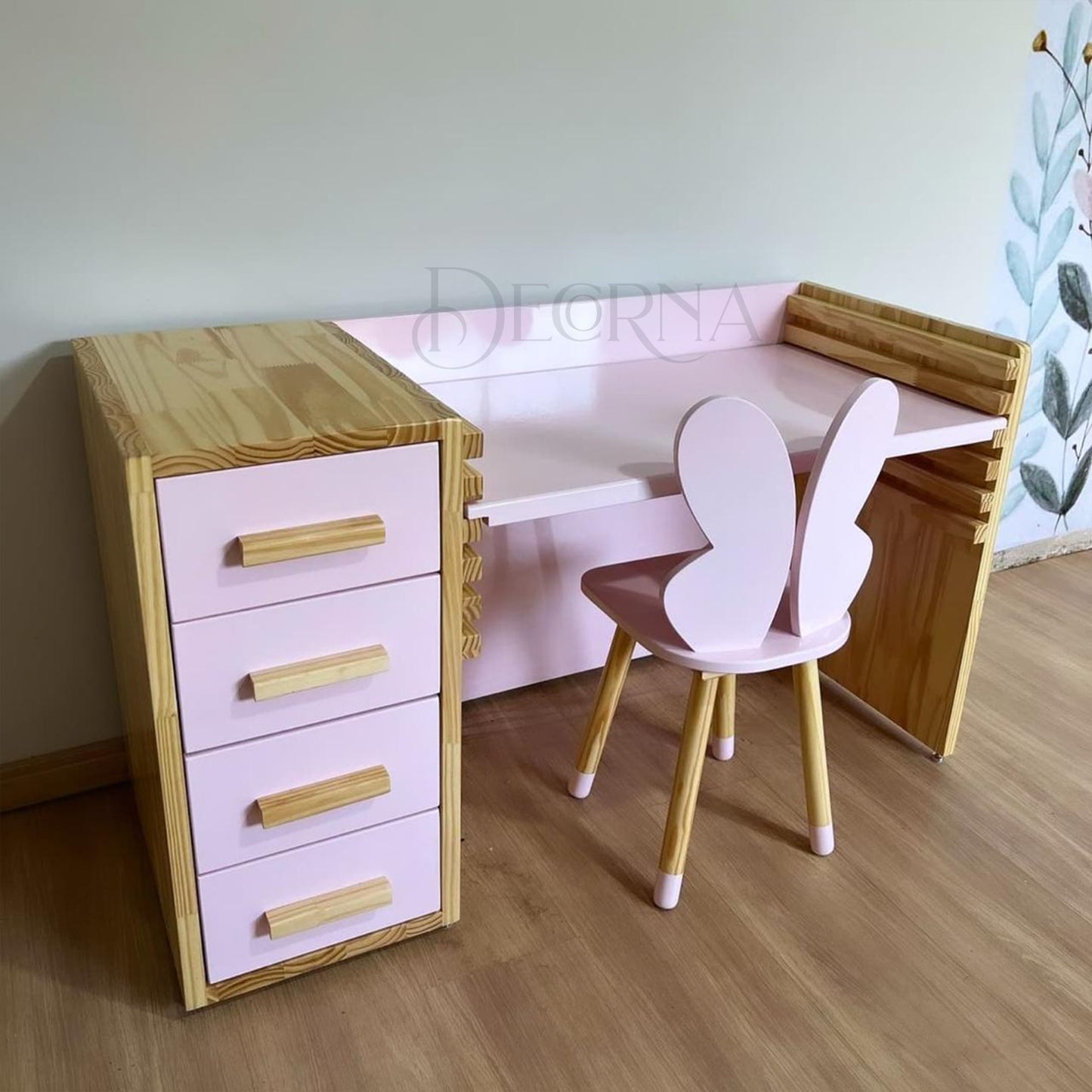 Bureau Élégant et Chaise Papillon