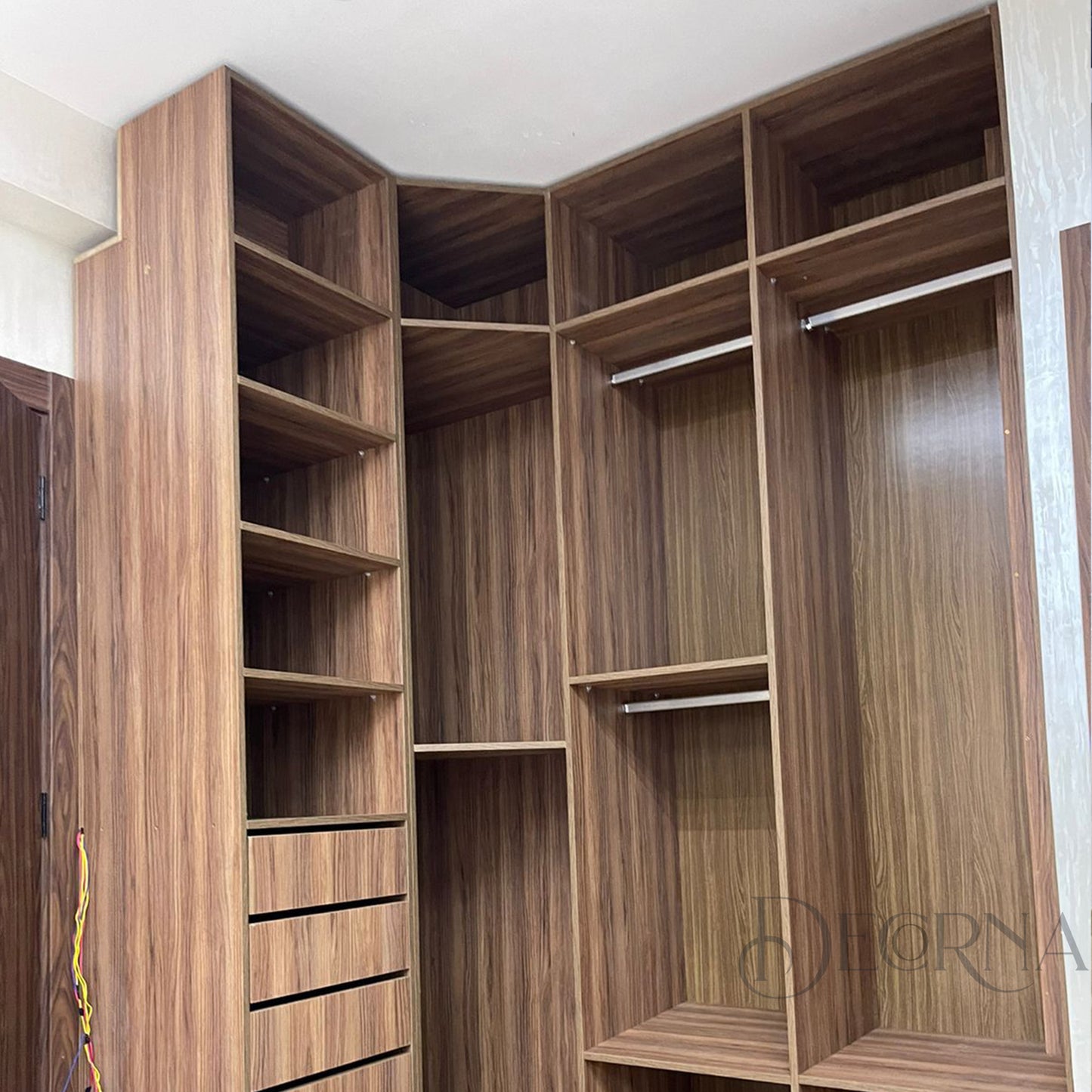 Armoire d'angle personnalisable avec étagères intégrées