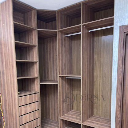 Armoire d'angle personnalisable avec étagères intégrées