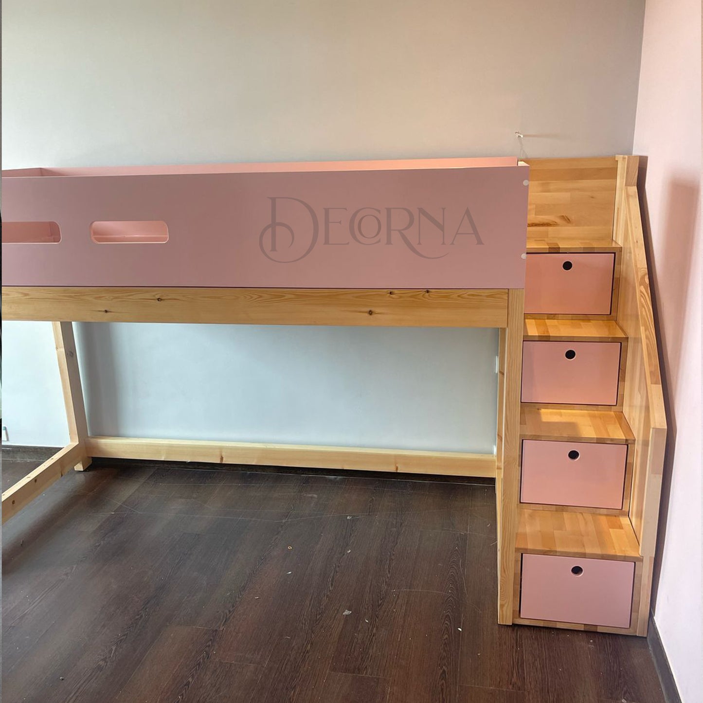 Lit en bois inspiré de Montessori en forme de maison