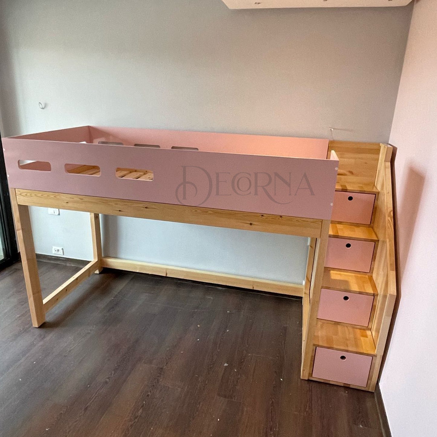Lit en bois inspiré de Montessori en forme de maison
