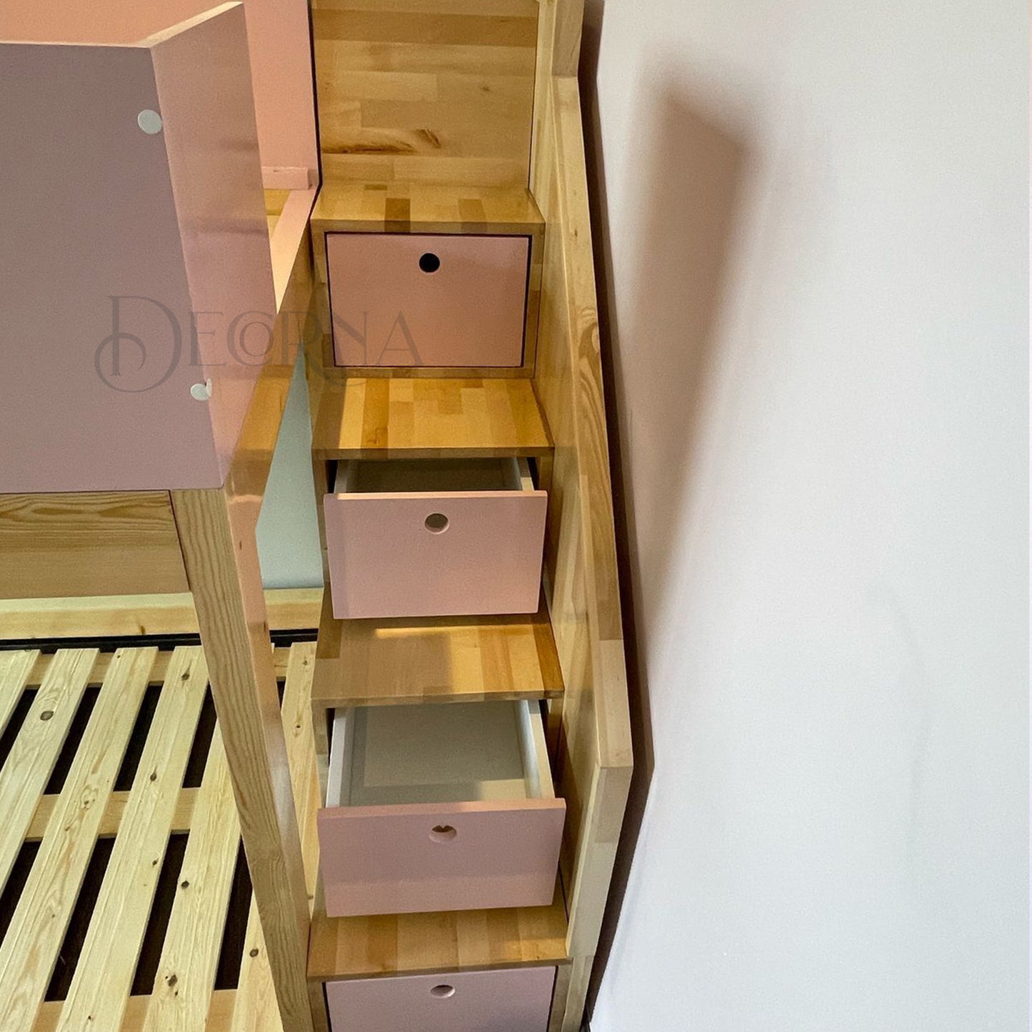 Lit en bois inspiré de Montessori en forme de maison