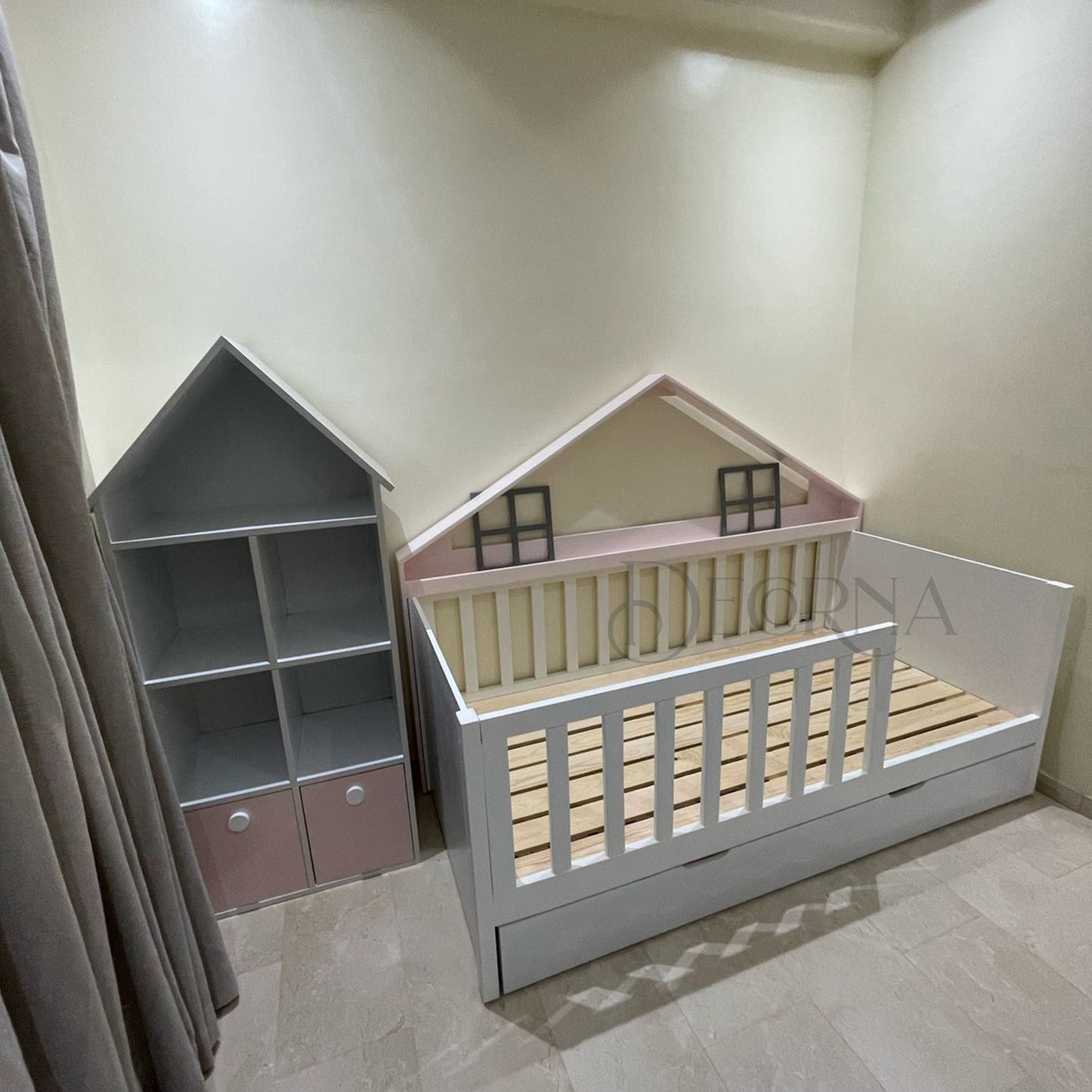 Lit pour enfants en forme de maison et unité de rangement assortie