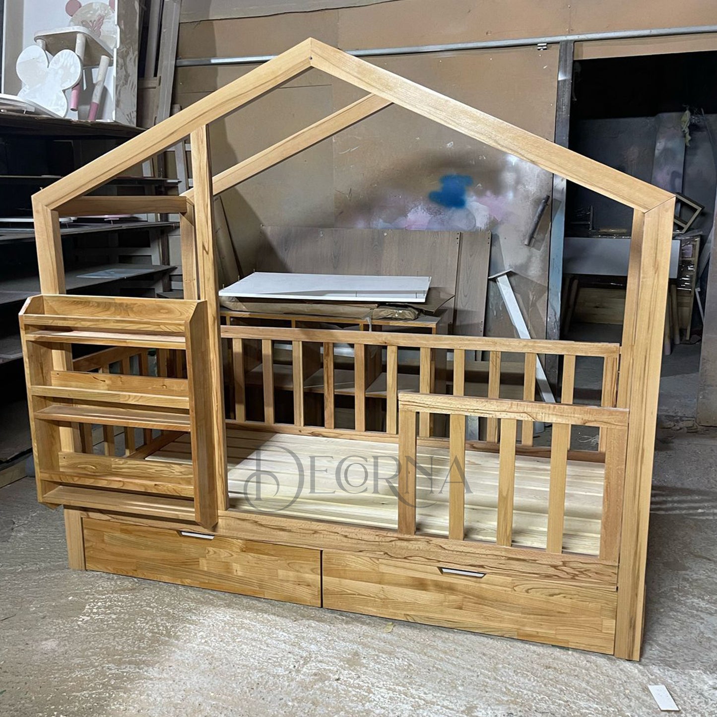 Lit Montessori en bois en forme de maison