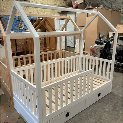 Lit Montessori en bois en forme de maison